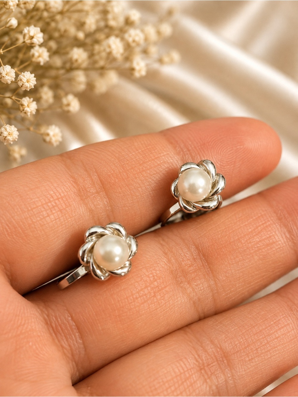 Silvertone Pearl Flower clip on Earringsg